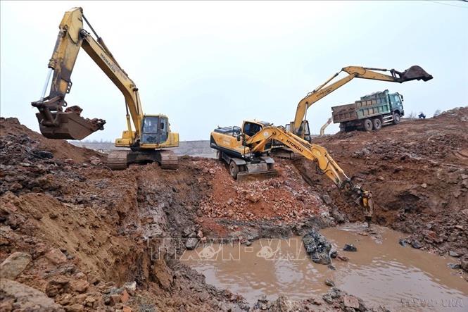 Thi công dự án kênh thoát nước Tây Cồn Tàu tại thị trấn Quất Lâm, huyện Giao Thủy (Nam Định, 2017). Ảnh: Minh Quyết - TTXVN