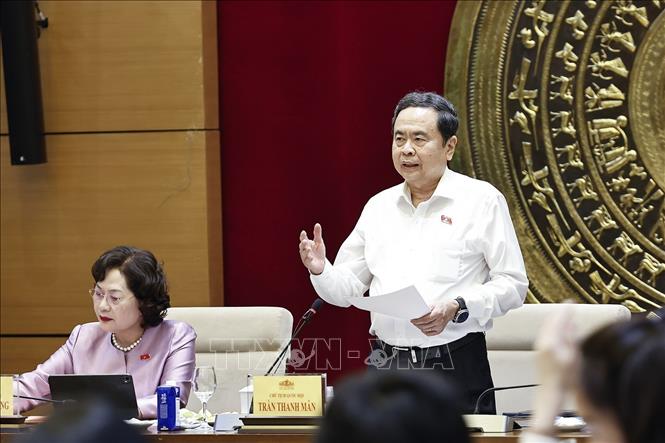 NA Chairman Tran Thanh Man speaks at the working session. VNA Photo: Doãn Tấn