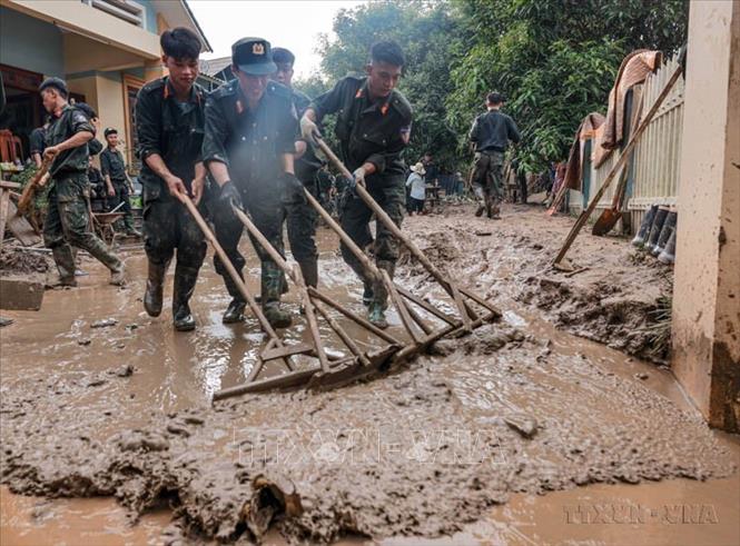 Lực lượng công an giúp nhân dân khắc phục hậu quả cơn bão tại Lào Cai, 9/2024. Ảnh: Hoàng Hiếu - TTXVN