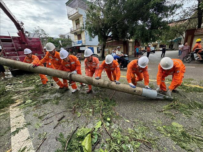  Công ty Điện lực Nghệ An khắc phục sự cố do bão số 10 gây ra để kịp thời đóng điện trong thời gian sớm nhất (9/2025). Ảnh: Duy Hưng-TTXVN
