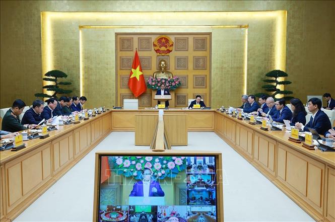 Thủ tướng Phạm Minh Chính chủ trì cuộc họp với lãnh đạo các bộ, ngành, địa phương về việc đẩy nhanh tiến độ triển khai “Chiến dịch Quang Trung” thần tốc xây dựng lại, sửa chữa nhà ở cho các hộ gia đình bị thiệt hại do các đợt thiên tai tại miền Trung (12/2025). Ảnh: Dương Giang-TTXVN