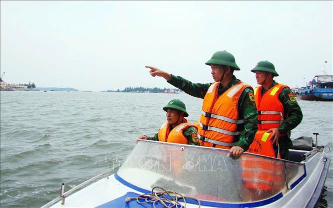  Lực lượng Bộ đội Biên phòng tỉnh Quảng Nam kêu gọi tàu thuyền vào nơi tránh bão an toàn (10/2024). Ảnh: Trần Tĩnh - TTXVN