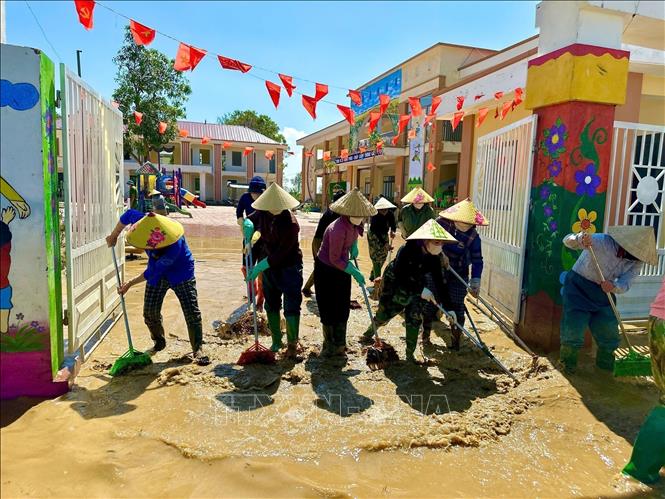  Giáo viên và đoàn viên thanh niên dọn dẹp sau bão số 10 (10/2025) tại trường Mầm non Liên Minh, Hà Tĩnh. Ảnh: TTXVN 