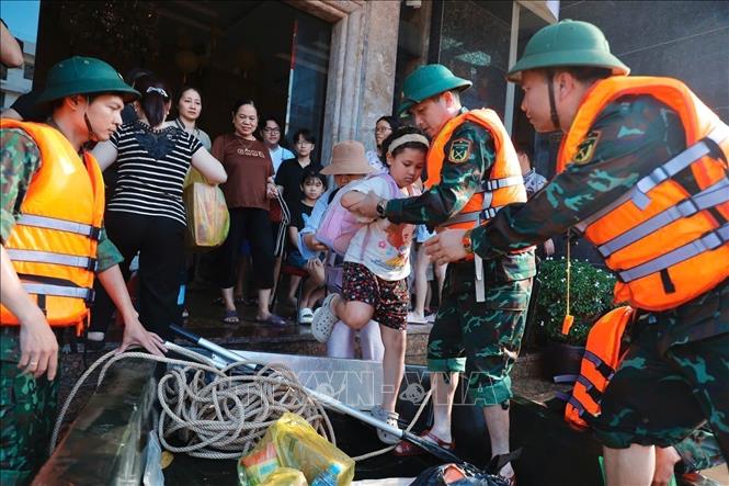  Thiếu tướng Dương Văn Quang, Phó Chính uỷ Quân khu 1 cùng đoàn cứu hộ giúp nhân dân vùng ngập lụt tỉnh Thái Nguyên (10/2025). Ảnh: Minh Quyết - TTXVN