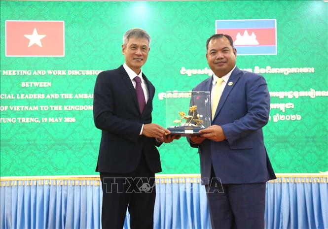 Đại sứ Nguyễn Minh Vũ (trái) trao tặng phẩm lưu niệm cho Tỉnh trưởng tỉnh Stung Treng Sor Soputra. Ảnh: Huỳnh Thảo – PV TTXVN tại Campuchia