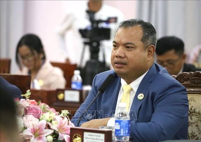 Ông Sor Soputra, Tỉnh trưởng tỉnh Stung Treng phát biểu tại cuộc gặp, làm việc với Đại sứ Nguyễn Minh Vũ và đoàn công tác Đại sứ quán Việt Nam tại Vương quốc Campuchia. Ảnh: Huỳnh Thảo – PV TTXVN tại Campuchia