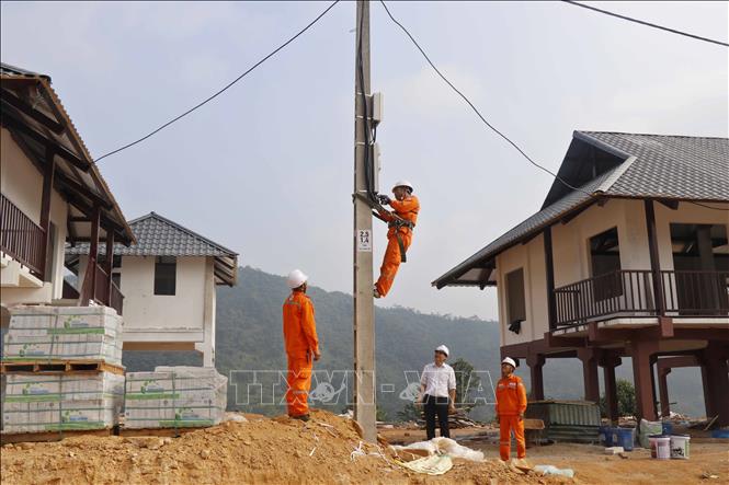Công ty Điện lực Lào Cai tổ chức đóng điện cho khu tái định cư mới Làng Nủ, xã Phúc Khánh, huyện Bảo Yên, tỉnh Lào Cai. Ảnh Hồng Ninh-TTXVN