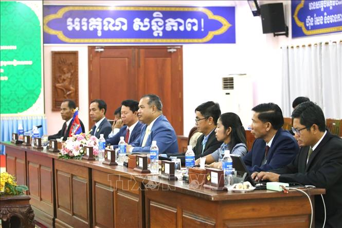 Đoàn đại biểu tỉnh Stung Treng tại buổi gặp, làm việc với đoàn công tác Đại sứ Việt Nam tại Vương quốc Campuchia. Ảnh: Huỳnh Thảo – PV TTXVN tại Campuchia
