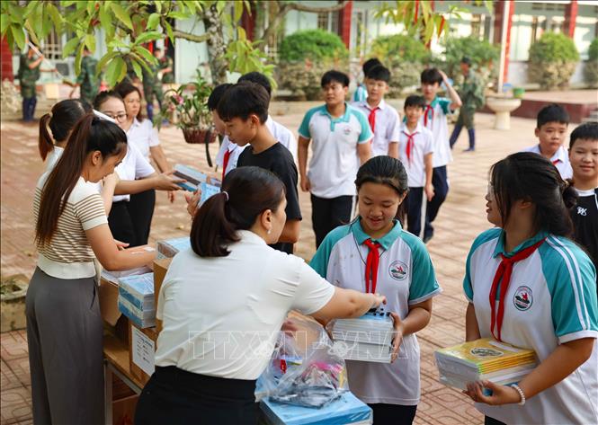  Trường THCS Trưng Vương (phường Phan Đình Phùng, tỉnh Thái Nguyên) đã chuẩn bị vở, bút để phát cho những học sinh thiếu do nhà cửa bị ngập (10/2025). Ảnh: Thanh Tùng - TTXVN