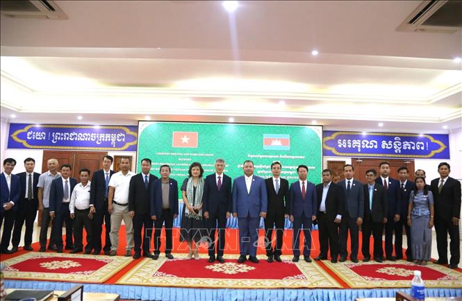 Đoàn Đại sứ quán Việt Nam tại Vương quốc Campuchia và lãnh đạo tỉnh Stung Treng chụp ảnh lưu niệm sau cuộc gặp ngày 19/5/2026. Ảnh: Huỳnh Thảo – PV TTXVN tại Campuchia