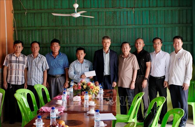 Hiệp hội doanh nghiệp Việt Nam - Campuchia tặng quà người dân địa phương. Ảnh: Quang Anh – PV TTXVN tại Campuchia