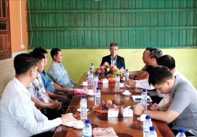 Đại sứ Nguyễn Minh Vũ (giữa) và đoàn Đại sứ quán Việt Nam tại Campuchia gặp và làm việc với ban lãnh đạo Hội Khmer-Việt Nam tại Campuchia chi nhánh tỉnh Stung Treng. Ảnh: Quang Anh – PV TTXVN tại Campuchia
