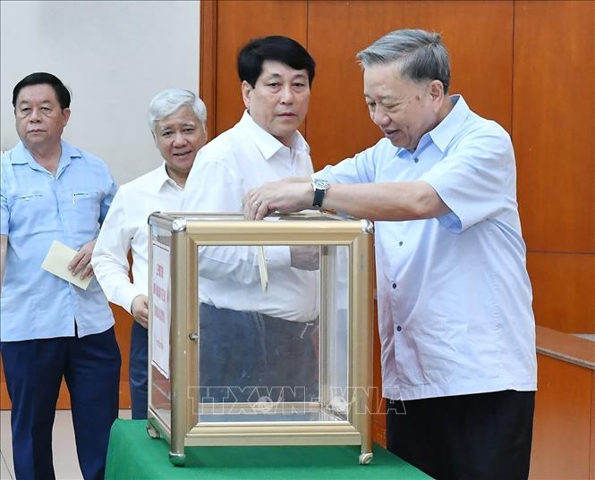  Tổng Bí thư, Chủ tịch nước Tô Lâm và các đồng chí lãnh đạo Đảng, Nhà nước ủng hội đồng bào bị thiệt hại do cơn bão số 3 (9/2024). Ảnh: Phương Hoa - TTXVN