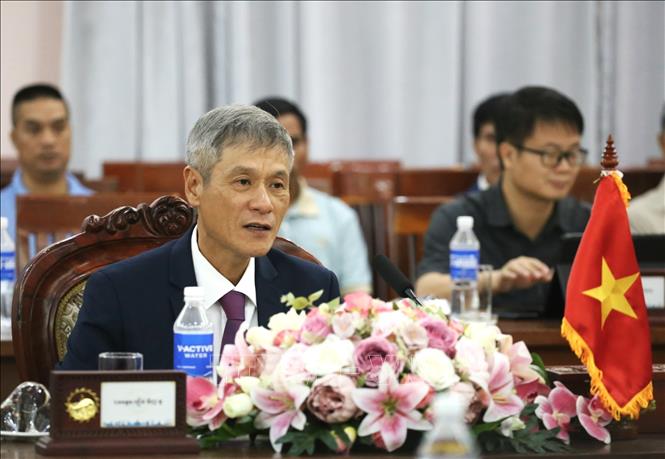 Đại sứ Nguyễn Minh Vũ phát biểu tại buổi gặp, làm việc với ông Sor Soputra, Tỉnh trưởng tỉnh Stung Treng, Vương quốc Campuchia. Ảnh: Huỳnh Thảo – PV TTXVN tại Campuchia