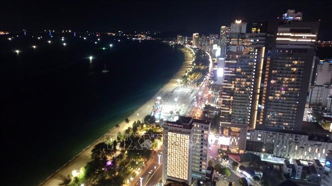 Khung cảnh đô thị Nha Trang về đêm trở nên lung linh nhờ các dự án nhà ở thương mại, du lịch. Ảnh: Xuân Triệu - TTXVN