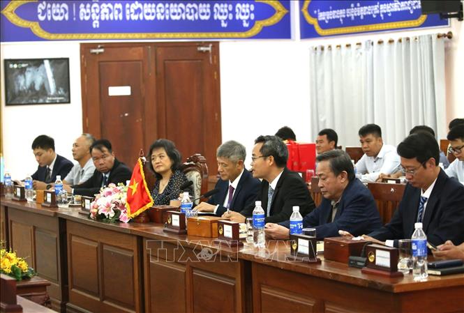 Đoàn công tác Đại sứ quán Việt Nam tại buổi gặp, làm việc với ông Sor Soputra, Tỉnh trưởng tỉnh Stung Treng. Ảnh: Huỳnh Thảo – PV TTXVN tại Campuchia