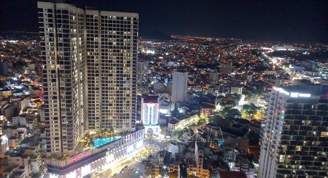 Đô thị Nha Trang về đêm trở nên lung linh nhờ các dự án nhà ở thương mại, du lịch. Ảnh: Xuân Triệu - TTXVN