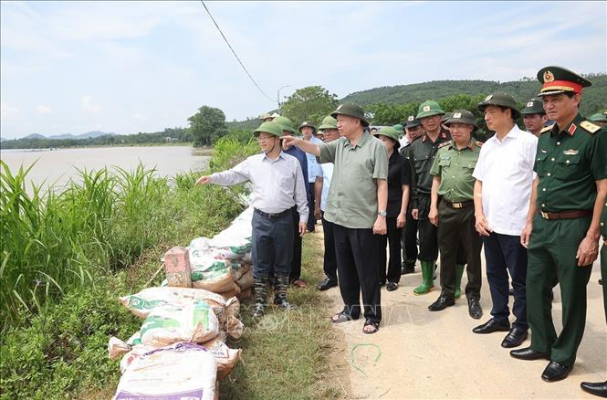  Tổng Bí thư, Chủ tịch nước Tô Lâm kiểm tra công tác củng cố, khắc phục một số điểm xung yếu ở đê sông Lô, xã Trường Sinh, huyện Sơn Dương, tỉnh Tuyên Quang (9/2024). Ảnh: Trí Dũng – TTXVN