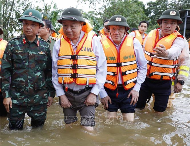 Sáng 2/11/2025, Tổng Bí thư Tô Lâm cùng đoàn công tác Trung ương đến thăm người dân bị ảnh hưởng do mưa, lũ kéo dài tại thành phố Huế. Ảnh: Thống Nhất – TTXVN