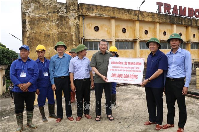  Ủy viên Bộ Chính trị, Bí thư TƯ Đảng, Trưởng ban Tổ chức Trung ương Lê Minh Hưng trao biển tượng trưng số tiền đoàn công tác tặng nhân dân vùng phân lũ, chậm lũ huyện Gia Viễn (9/2024). Ảnh: Đức Phương - TTXVN