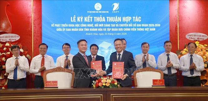 UBND tỉnh Khánh Hòa và Tập đoàn VNPT ký kết hợp tác. Ảnh: Xuân Triệu - TTXVN