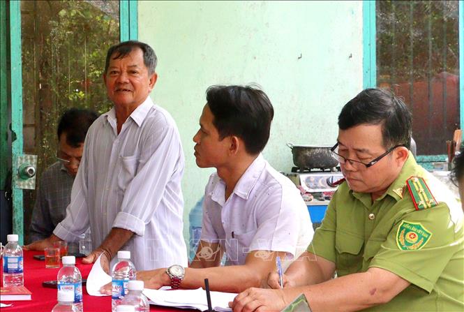 Ông Lê Văn Chìa (xã Trà Côn, tỉnh Vĩnh Long) trình bày về công tác quản lý, bảo vệ và tình trạng sinh sống của các loài chim tại vườn. Ảnh: Lê Thúy Hằng - TTXVN