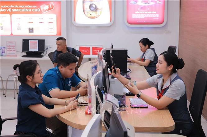 Xác thực/thay đổi thông tin thuê bao điện thoại cho khách hàng tại cửa hàng Viettel Store - số 1 đường Giải Phóng (Hà Nội). Ảnh: Hoàng Hiếu - TTXVN