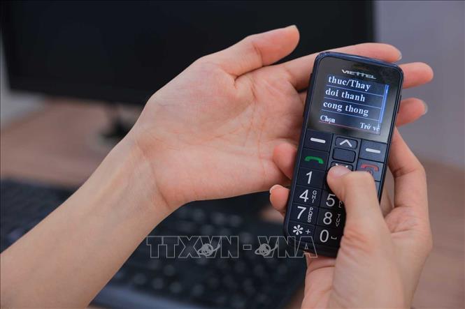 Xác thực thành công thuê bao chính chủ cho một khách hàng lớn tuổi. Ảnh: Hoàng Hiếu - TTXVN