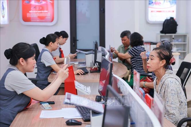 Hàng trăm khách hàng đến cửa hàng Viettel - 53 Lương Văn Can (Hà Nội) xác thực thuê bao chính chủ trong sáng 20/5/2026. Ảnh: Hoàng Hiếu - TTXVN