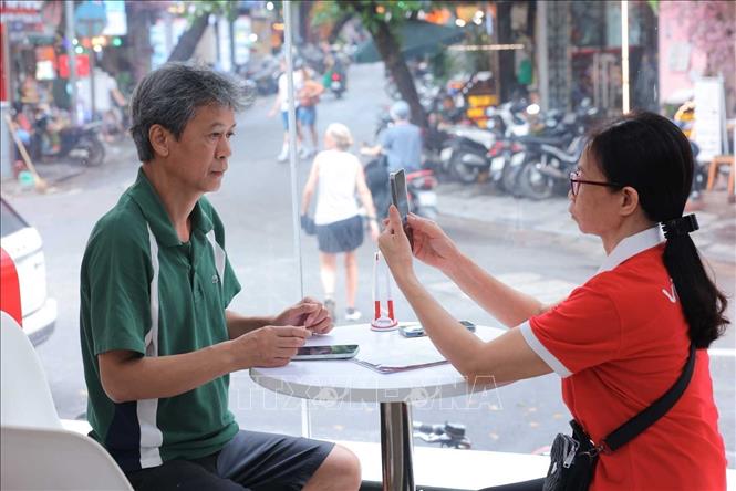 Để đảm bảo việc hỗ trợ trực tiếp khách hàng xác thực/thay đổi thông tin thuê bao điện thoại diễn ra nhanh chóng, tại cửa hàng Viettel - 53 Lương Văn Can (Hà Nội) đã bố trí thêm cán bộ kinh doanh hỗ trợ khách hàng. Ảnh: Hoàng Hiếu - TTXVN