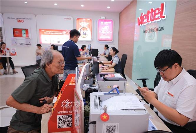 Xác thực/thay đổi thông tin thuê bao điện thoại cho khách hàng tại cửa hàng Viettel Store - số 1 đường Giải Phóng (Hà Nội). Ảnh: Hoàng Hiếu - TTXVN