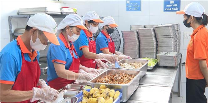 Quy trình chế biến và cung cấp suất ăn cho công nhân tại Công ty TNHH gia công giày dép Guang Han Lin, Khu công nghiệp Gia Phú, tỉnh Ninh Bình. Ảnh: Hải Yến - TTXVN