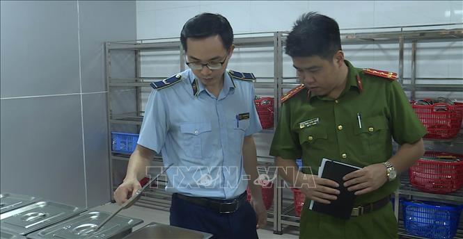 Đoàn kiểm tra liên ngành về an toàn thực phẩm số 2 của tỉnh Ninh Bình kiểm tra tại trường Tiểu học Nam Thành, phường Hoa Lư. Ảnh: Hải Yến - TTXVN