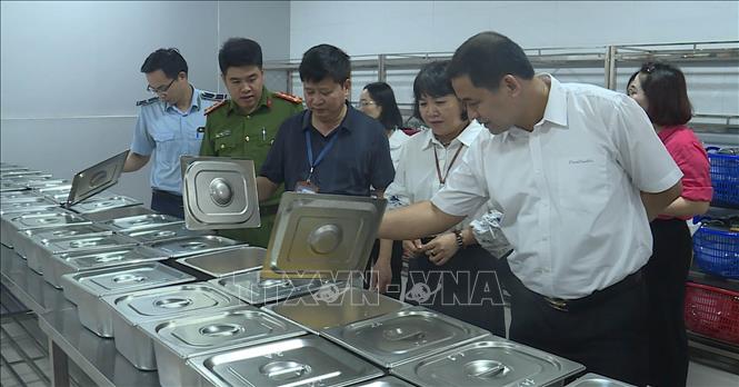 Đoàn kiểm tra liên ngành về an toàn thực phẩm số 2 của tỉnh Ninh Bình kiểm tra tại trường Tiểu học Nam Thành, phường Hoa Lư. Ảnh: Hải Yến - TTXVN