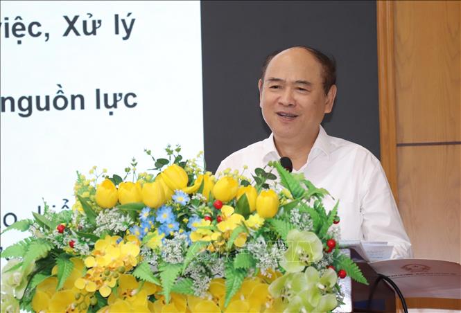 TS. Bùi Đặng Dũng, Nguyên Phó Chủ nhiệm Ủy ban Tài chính - Ngân sách của Quốc hội khóa XIV báo cáo tại hội nghị. Ảnh: Đức Hạnh - TTXVN