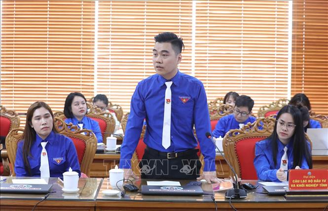 Anh Lại Hoàng Nam, đại diện Đoàn thanh niên CLB đầu tư và khởi nghiệp tỉnh đặt câu hỏi với Chủ tịch UBND tỉnh Lạng Sơn. Ảnh: Anh Tuấn – TTXVN