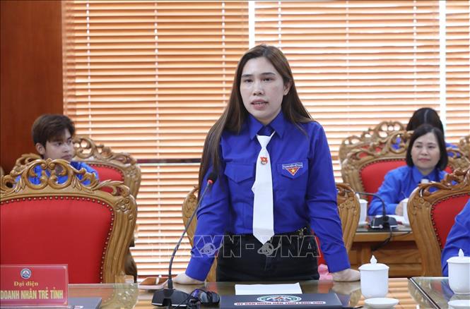 Chị Nguyễn Thị My Hương, đoàn viên thanh niên thuộc Công ty Cổ phần Hữu nghị Xuân Cương đặt câu hỏi với Chủ tịch UBND tỉnh Lạng Sơn. Ảnh: Anh Tuấn – TTXVN