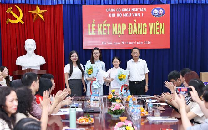 Lãnh đạo Đảng uỷ Khoa Ngữ văn tặng hoa chúc mừng 2 đảng viên mới được kết nạp của Chi bộ Ngữ văn 1. Ảnh: Thanh Tùng - TTXVN 