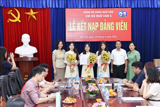 Lãnh đạo Đảng uỷ Khoa Ngữ văn tặng hoa chúc mừng 3 đảng viên mới được kết nạp của Chi bộ Ngữ văn 4. Ảnh: Thanh Tùng - TTXVN 