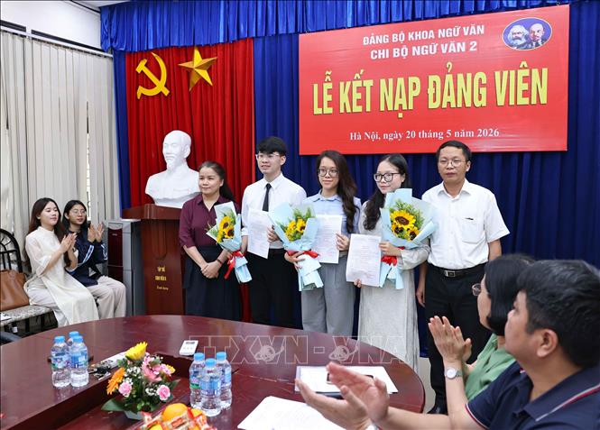 Lãnh đạo Đảng uỷ Khoa Ngữ văn tặng hoa chúc mừng 3 đảng viên mới được kết nạp của Chi bộ Ngữ văn 2. Ảnh: Thanh Tùng - TTXVN 