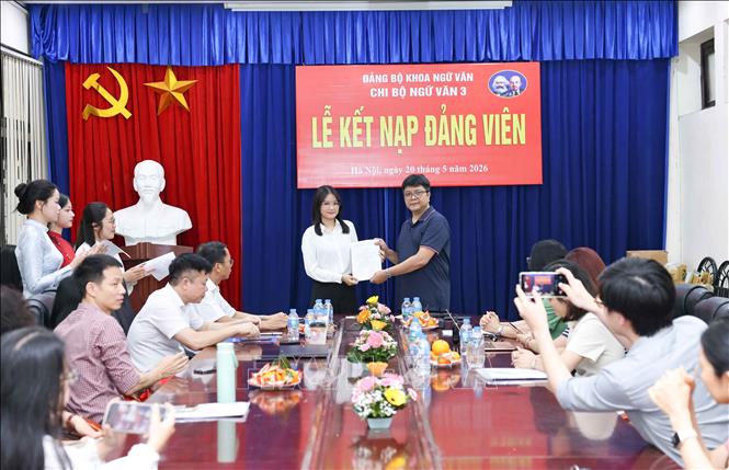 Sinh viên ưu tú Khoa Ngữ văn (Trường Đại học Sư phạm Hà Nội) nhận quyết định kết nạp Đảng. Ảnh: Thanh Tùng - TTXVN 