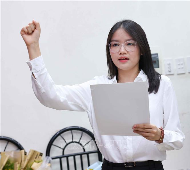 Đảng viên mới là sinh viên ưu tú lớp CLC K72 - Khoa Ngữ văn tuyên thệ. Ảnh: Thanh Tùng - TTXVN