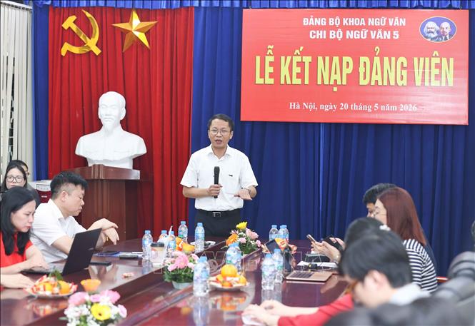 PGS.TS Hà Văn Minh, Bí thư Đảng ủy, Trưởng khoa Ngữ văn phát biểu, giao nhiệm vụ cho đảng viên mới. Ảnh: Thanh Tùng - TTXVN