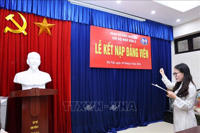 Đảng viên mới là sinh viên ưu tú Khoa Ngữ văn tuyên thệ. Ảnh: Thanh Tùng - TTXVN