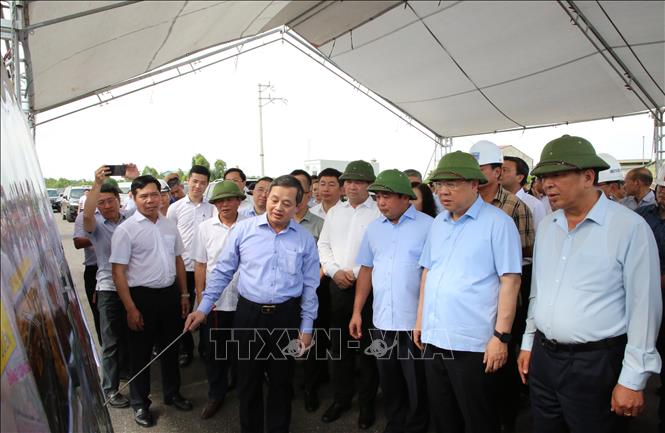 Phó Thủ tướng Thường trực Phạm Gia Túc kiểm tra Dự án đầu tư xây dựng đường Vành đai 4 - Vùng Thủ đô Hà Nội (đoạn qua địa phận tỉnh Bắc Ninh). Ảnh: Thanh Thương - TTXVN