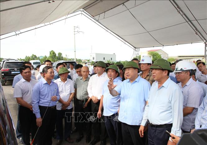 Phó Thủ tướng Thường trực Phạm Gia Túc kiểm tra Dự án Đầu tư xây dựng đường Vành đai 4 - Vùng Thủ đô Hà Nội (đoạn qua địa phận tỉnh Bắc Ninh). Ảnh: Thanh Thương - TTXVN