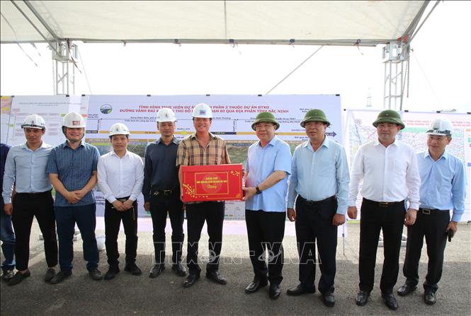 Phó Thủ tướng Thường trực Phạm Gia Túc tặng quà, động viên nhà thầu, người lao động đang thi công Dự án đường Vành đai 4 - Vùng Thủ đô Hà Nội (đoạn qua địa phận tỉnh Bắc Ninh). Ảnh: Thanh Thương - TTXVN