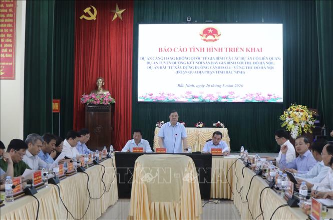 Đoàn công tác của Chính phủ làm việc tại xã Gia Bình, tỉnh Bắc Ninh. Ảnh: Thanh Thương - TTXVN