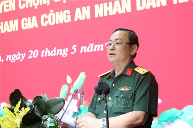 Đại tá Trần Đình Hưng, Phó Chỉ huy trưởng, Tham mưu trưởng Bộ Chỉ huy Quân sự tỉnh Tây Ninh phát biểu tại hội nghị. Ảnh: Bùi Giang - TTXVN