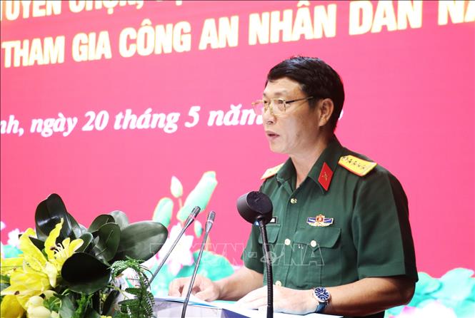 Đại tá Phùng Thế Hùng, Phó Tham mưu trưởng Quân khu 7 phát biểu tại hội nghị. Ảnh: Bùi Giang - TTXVN